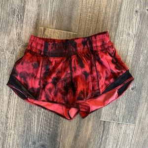 Lululemon Hotty Hot 2.5” red/black tie dye